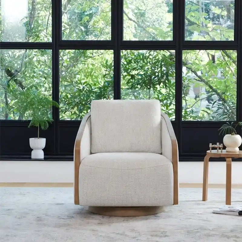 Poltrona decorativa girevole a 360° con seduta avvolgente, finiture in legno, imbottita, avorio e grano