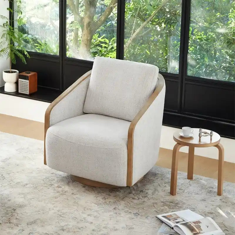 Poltrona decorativa girevole a 360° con seduta avvolgente, finiture in legno, imbottita, avorio e grano